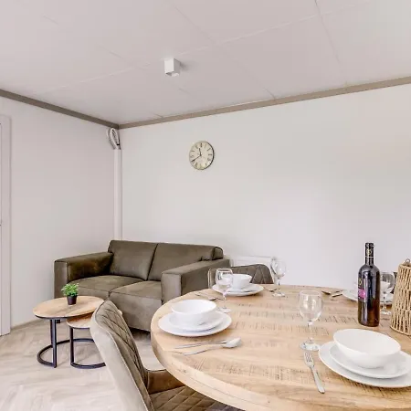 Cube Voor Vier Personen In Holiday home Zennewijnen